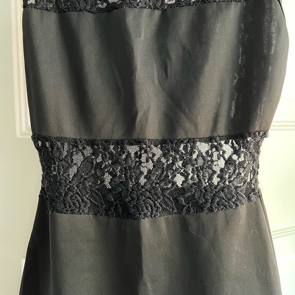 Black Solid and Lace Dress - Picture 3 of 7